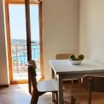 Apartman Brand New W Balcony & Perfect Seaview At Center *