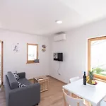 Apartman Brand New W Balcony & Perfect Seaview At Center *