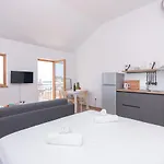 Apartman Brand New W Balcony & Perfect Seaview At Center