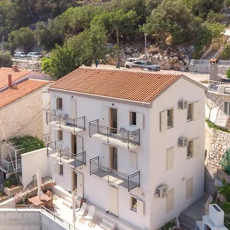 Brand New W Balcony & Perfect Seaview At Center شقة *