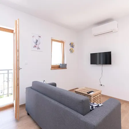 Brand New W Balcony & Perfect Seaview At Center شقة *