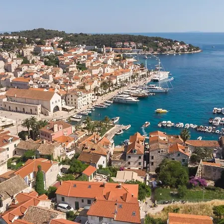 Apartment Brand New W Balcony & Perfect Seaview At Center