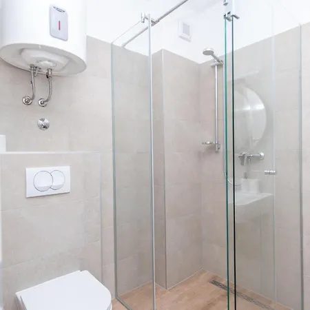 Brand New W Balcony & Perfect Seaview At Center شقة