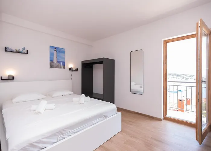 Apartment Brand New W Balcony & Perfect Seaview At Center *