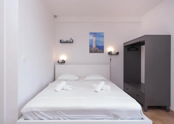 Apartment Brand New W Balcony & Perfect Seaview At Center *