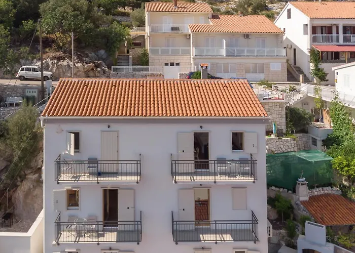 Apartment Brand New W Balcony & Perfect Seaview At Center *