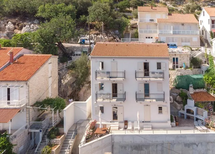 Apartment Brand New W Balcony & Perfect Seaview At Center *