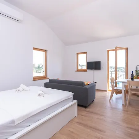 Brand New W Balcony & Perfect Seaview At Center Apartment