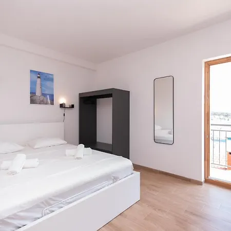 Apartment Brand New W Balcony & Perfect Seaview At Center *