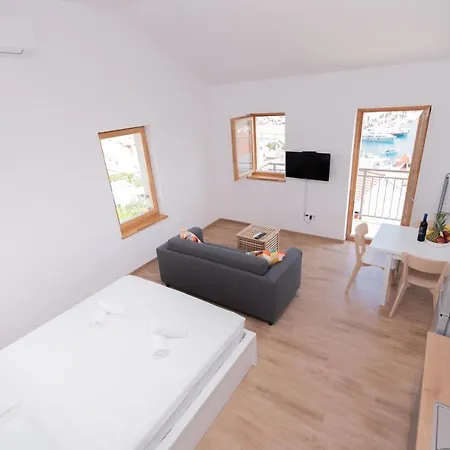 Brand New W Balcony & Perfect Seaview At Center Apartment