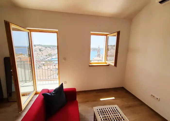 Apartment Brand New W Balcony & Perfect Seaview At Center *