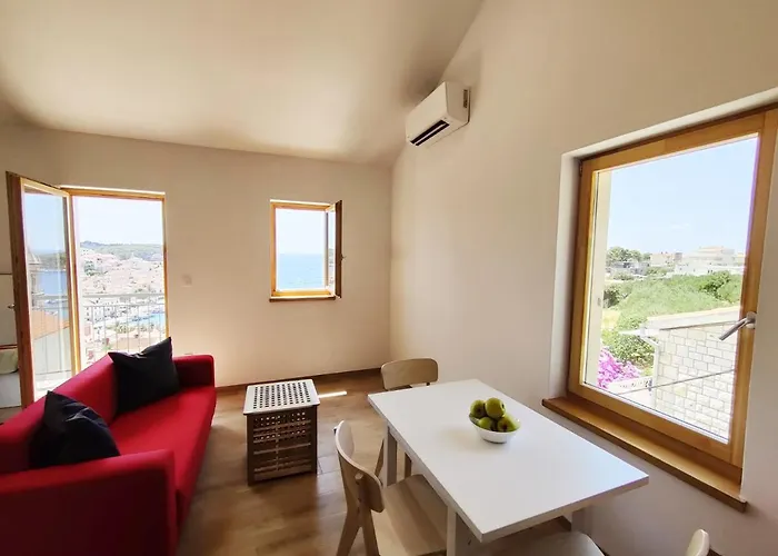 Apartment Brand New W Balcony & Perfect Seaview At Center