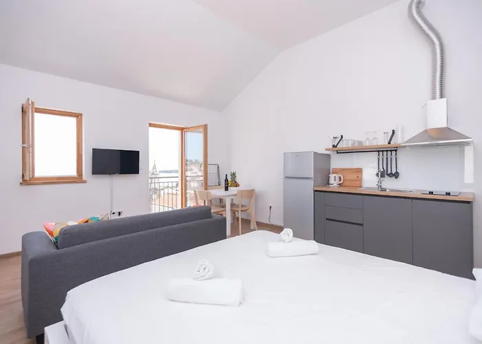 Apartment Brand New W Balcony & Perfect Seaview At Center