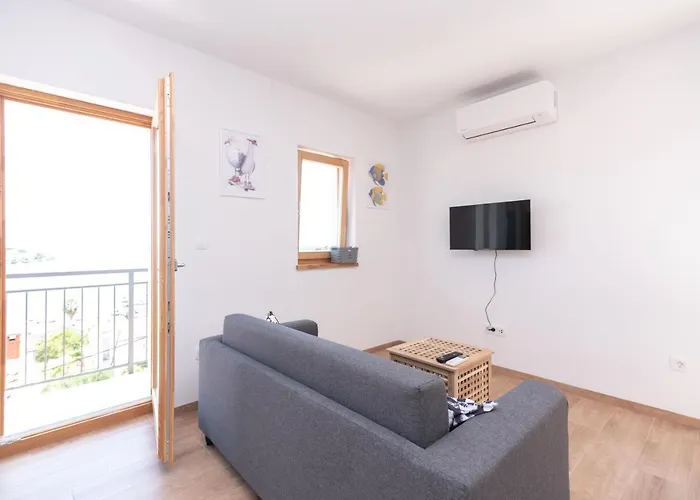 Brand New W Balcony & Perfect Seaview At Center Apartment *