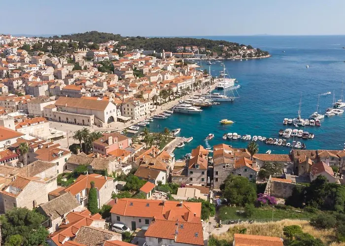 Apartment Brand New W Balcony & Perfect Seaview At Center