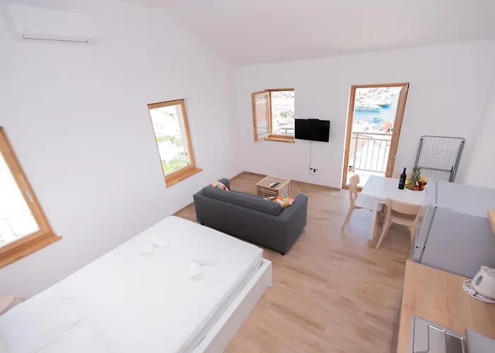 Brand New W Balcony & Perfect Seaview At Center Apartment